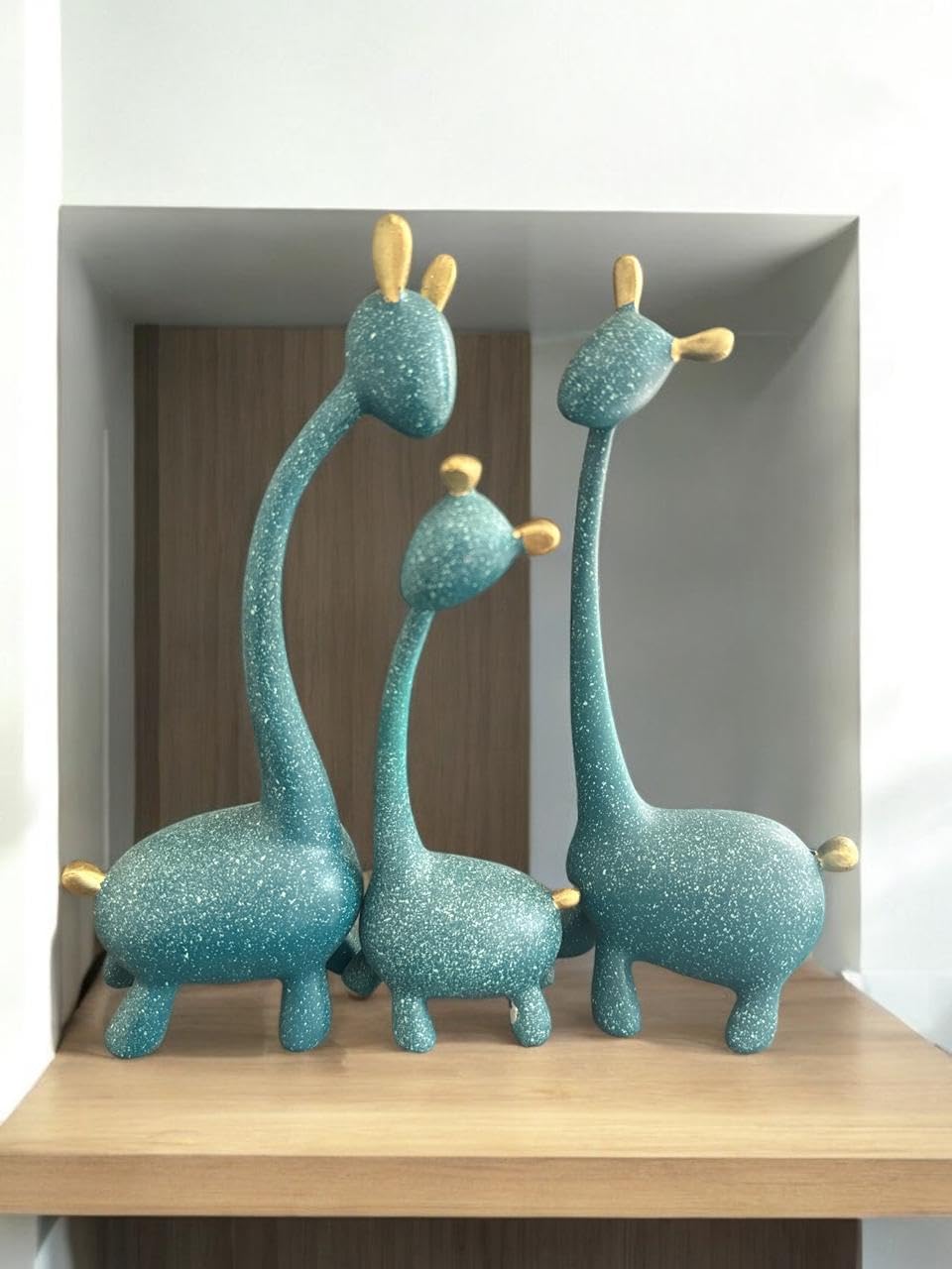 Vibhsa Giraffe Statue – Animal Figurine Décor
