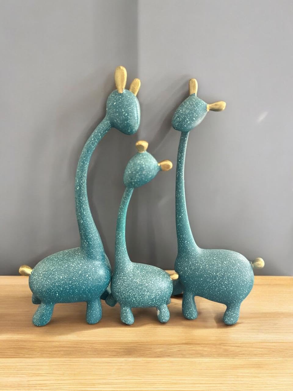 Vibhsa Giraffe Statue – Animal Figurine Décor