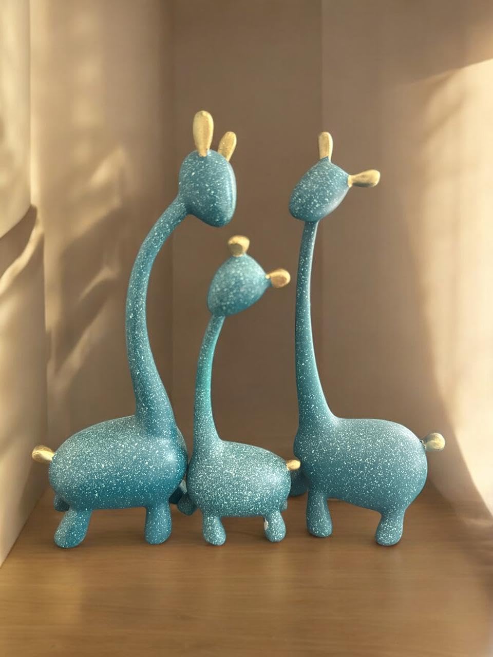 Vibhsa Giraffe Statue – Animal Figurine Décor