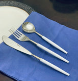 18 pieces white flatware set with hammered mouth design